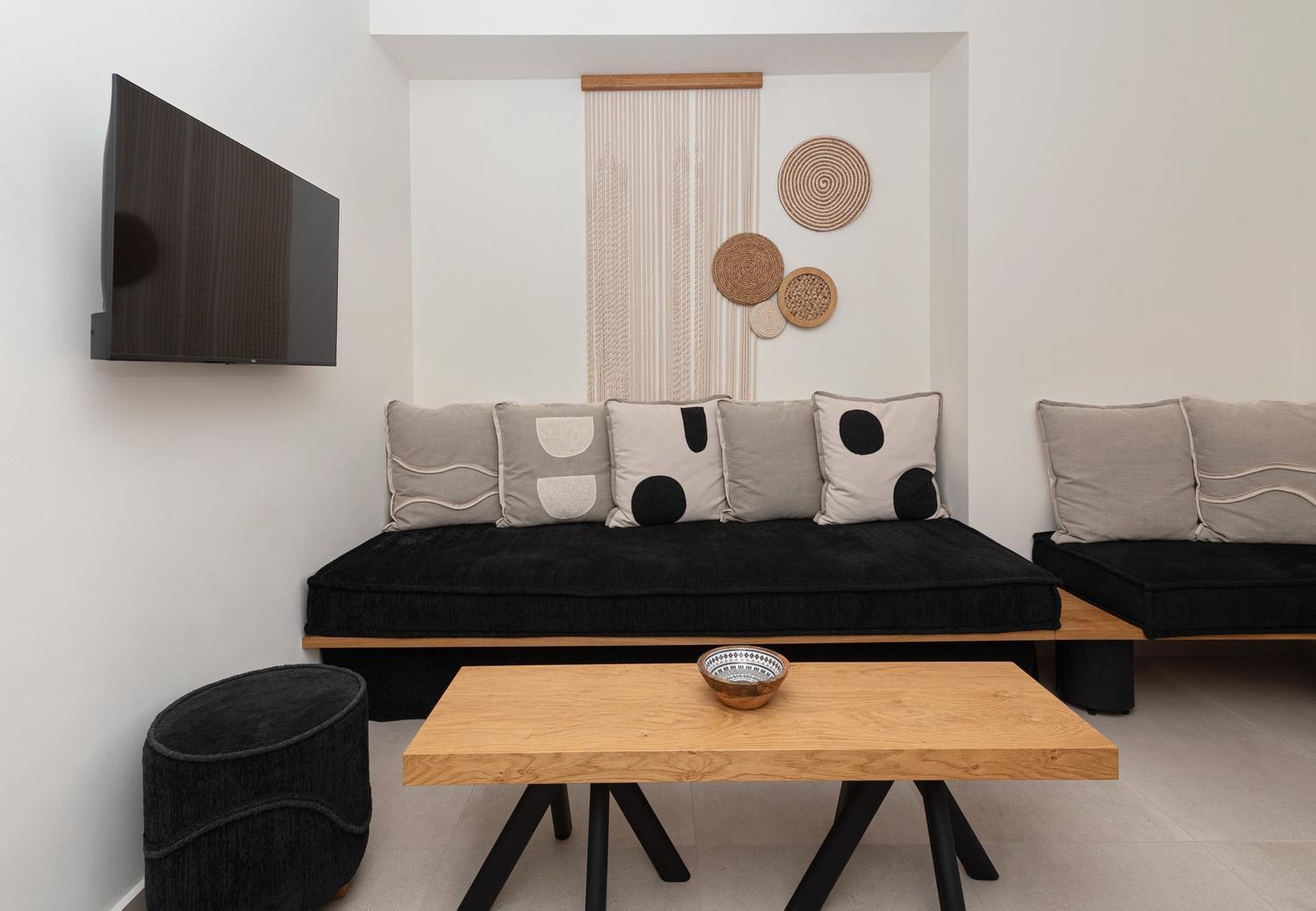 Aristotle Apartment *